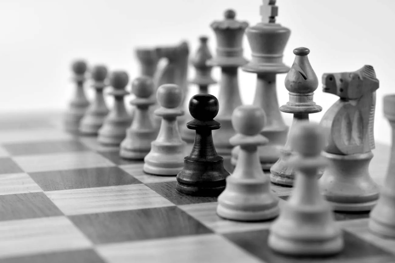 Peças de xadrez sobre o tabuleiro: estratégia
